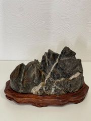 北海道 金山石 1.6㎏ 水石 観賞石 鑑賞石 プロ台座付き - メルカリ