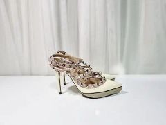 極美品 ヴァレンティノ ロックスタッズ パンプス 37 エナメル パテント