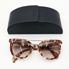 滝沢眞規子さん着用 PRADA キャットアイ サングラス SPR 01V - メルカリ