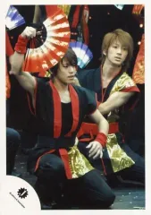 【中古】生写真(ジャニーズ) 関西ジャニーズJr./中間淳太・濱田崇裕/ライブフォト・全身・立膝・衣装黒 赤 金・右手扇子・手前中間・目線右/公式生写真