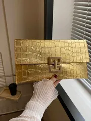 バッグ レディース クラッチバッグ セカンドバッグ ファッショナブルなワニ柄 PU素材クラッチバッグ、金属製ロッキングクラスプ付き、派手で優雅なパーティーバッグ、女性の日常、仕事、パーティー、デート、ギフトに最適。ウェディングドレス、フォーマルドレス、卒