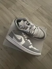 NIKE ジョーダン1 ウルフグレーのサムネイル