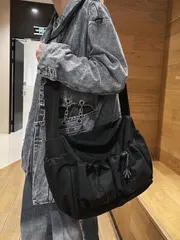 バッグ レディース ショルダーバッグ メッセンジャーバッグ オリジナルダークトーンの大容量タクティカル機能的バックパック、ファッショナブルなカジュアルショルダークロスボディバッグ 学生用、宇宙飛行士のペンダント付き