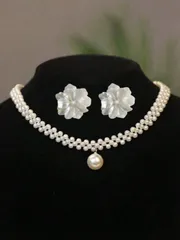 ジュエリー レディース セット このミニマルでファッショナブルな人工真珠編み込みネックレスは、白い花柄のピアスとセットで、ヴィンテージエレガントでかわいらしい雰囲気を醸し出します。これは、ニッチで高級感のある宝飾品セットのデザインで、結婚式、バンケット、