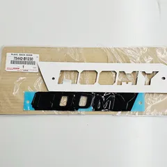 【未使用/別途塗装品】トヨタ 純正バックエンブレム ルーミー 品番:75442-B1230 艶ありブラックのサムネイル