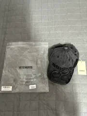 VETEMENTS ヴェトモン フレイム ロゴ ベースボールキャップのサムネイル
