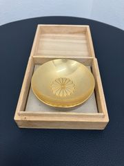 金杯 菊紋 24KGP 直径10.7cm 高さ3.3cm 共箱付き 叙勲記念 - メルカリ