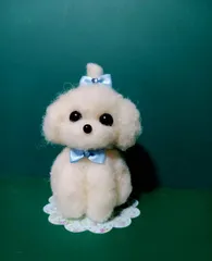 可愛い羊毛フェルトの白いマルチーズ 青いリボン飾り ハンドメイド
