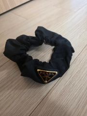 美品【未使用品】PRADA ベルベット シュシュ ダークグリーン - メルカリ