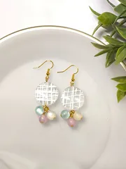 ピアス　ヨーヨー柄風サークルプレート　カラフル小粒ビーズ房　大ぶり　揺れる　ハンドメイド　vivantのサムネイル