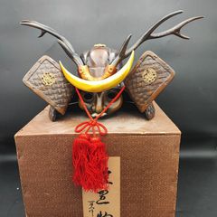 山中鹿之助幸盛所用 鹿角半月の兜 鋳物 アンティーク 置物 - メルカリ
