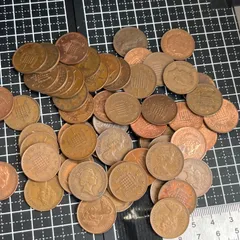 【古銭】イギリス 1ペニー硬貨 約206gまとめ売り 銅色ヴィンテージコイン エリザベス2世 英国デザイン アクセサリーDIY素材にも906のサムネイル