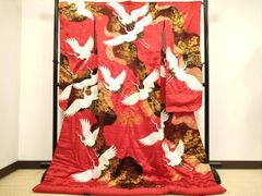 色打掛 赤地 鶴 花丸文様 豪華刺繍 - メルカリ