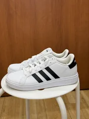 定価5,500円 アディダス GW6511 23.5cm adidas グランドコート 2.0 K ホワイト 白 ブラック 黒 スニーカー 靴 シューズ レディースシューズ  レディーススニーカー GW 6511 GRANDCOURT 23.5 cmのサムネイル