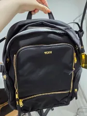 トゥミ ボヤージャー バックパック ブラック ゴールドのサムネイル