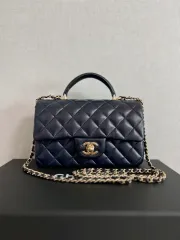 CHANEL ニューミニ トップハンドル フラップバッグ ラブ付きのサムネイル