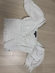 GUESS ハートシェイプド ネック シャーリング 半袖 ブラウスのサムネイル