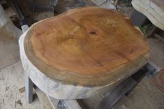 アウトレット ケヤキ(欅)の一枚板 長さ約68cm 幅約52cm 厚さ約6.4cm