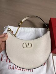 売り切りたい様専用】Valentino フィルミー Vロゴ ホーボーバッグ