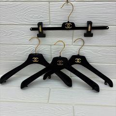 【美品】CHANEL シャネル ハンガー 4本セット ベロア ゴールド金具 美品】CHANEL シャネル ハンガー 4本セット ベロア ゴールド金具