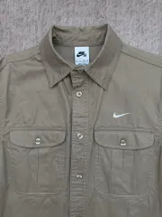 NIKE ナイキ SB カーキ色 シャツ xsのサムネイル