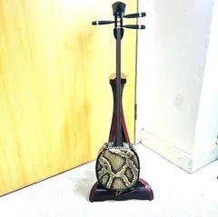 【❗️✨希少 最高級 八重山型三線✨❗️】 本皮張り くろゆし製 ハードケース付 豪華刺繍胴巻✨現状品 ✨簡易清掃済❗️のサムネイル