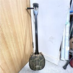 送料無料】希少 人工皮三線 本蛇柄デザイン 973g 沖縄三線 和楽器 沖縄