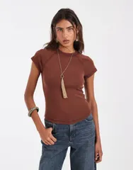 エイソス レディース トップス Tシャツ ASOS DESIGN shrunken raglan baby tee in washed chocolate Rum Raisin チョコレートのサムネイル