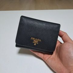 現行 プラダ RFID 二つ折り財布 サフィアーノ 三角ロゴ ブラック 黒