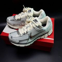 【未使用品】最終値下げ　NIKEボメロプラス27.0cm 最終値下げNike ZoomX ボメロプラス アルペン限定カラー26.5cm - メルカリ