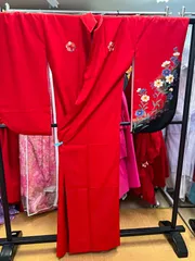 貸衣装処分品　2尺振り袖　卒業式　赤　袖 黒柄　花紋付き　袖華柄 普通寸　長襦袢付きのサムネイル