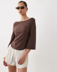 エイソス レディース トップス Tシャツ ASOS DESIGN 34 sleeve top with boat neck in chocolate チョコレートのサムネイル