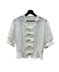 カネコイサオ KANEKO ISAO フロント パールボタン ブラウス BLOUSE SHIRT リボン フリル ピコット ピンタック パフスリーブ レトロ ゴスロリ WHITE 白 K73FB32 半袖シャツ ホワイト 104LT-538のサムネイル