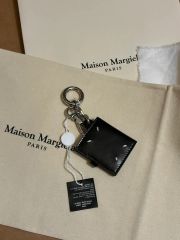 新品未使用 Maison Margiela 黒青 レザー キーホルダー - メルカリ