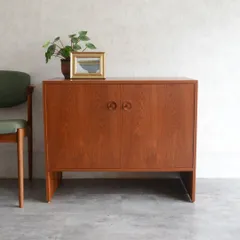 Johannes Andersen ヨハネスアンダーセン チーク キャビネット 北欧家具 デンマーク 北欧ヴィンテージ 北欧デザイン サイドボード オイル仕上げのサムネイル