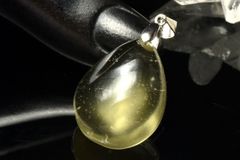 ☆大粒！モルダバイト 穴あきドロップルースI(SA+) - メルカリ