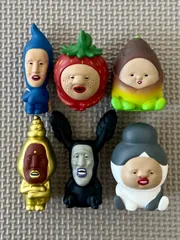 こびとづかん  ソフビフィギュア　カプセルトイ　ガチャガチャ　おすわり　マスコット　フィギュア　ガシャポン　ガチャ　シノビイエコビト　イチゴクレナイ　タケノコビト　タカラコガネ　アラシクロバネ　カクレケダマ　お座りマスコット　こびとずかん　こびと図鑑　小人図鑑のサムネイル