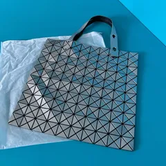 243　BAO BAO ISSEY MIYAKE バオバオ イッセイミヤケ　プリズム 10×10 トートバッグ シルバーのサムネイル