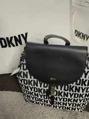 新品) DKNY Bryant フリップ バックパックのサムネイル