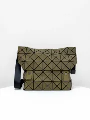 BAO BAO ISSEY MIYAKE バオバオイッセイミヤケ 락 マット メッセンジャー クロスバックのサムネイル