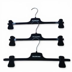 BALENCIAGA ハンガー 3本セット BALENCIAGA ハンガー スーツカバー セット - メルカリ