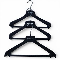 BALENCIAGA ハンガー 3本セット BALENCIAGA ハンガー スーツカバー セット - メルカリ