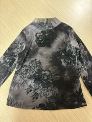 イッセイミヤケ　me モノトーン 花柄 ハイネック 長袖 カットソー イッセイミヤケ me モノトーン 花柄 ハイネック 長袖 カットソー