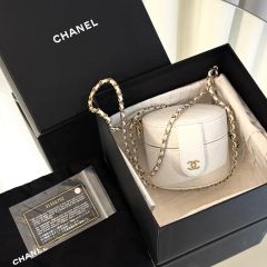 CHANEL マトラッセ リボンストラップ ラウンド チェーン クラッチ 