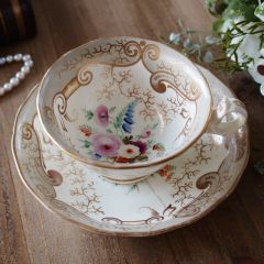 豪華な金彩の中に咲く可憐な花々　ヴィクトリアンカップ＆ソーサー 英国アンティーク 豪華な金彩の中に咲く可憐な花々 ヴィクトリアンカップ＆ソーサー 英国