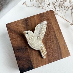 ダブルハート♡ キラキラスパンコール 刺繍ヘアゴム / ブローチ - メルカリ