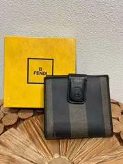 中古美品正規品　FENDI ペカン 二つ折り財布のサムネイル