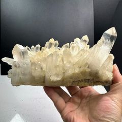 天へ伸びる主役結晶】マダガスカル産 水晶クラスター 高透明 400g 鉱物