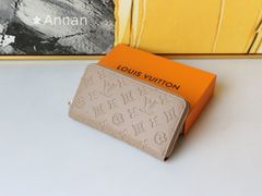 Superb condition, excellent condition. PRADA men's long wallet.