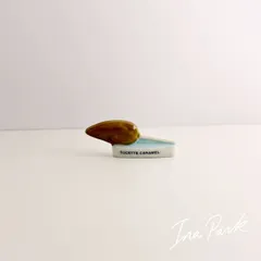 レアフェーブ　1999 ピエロ・グルマンの棒付きキャンディのヴィンテージフェーヴ　キャンディ　お菓子　フェーブ　フランス製　ミニチュア　陶器　雑貨　置物のサムネイル